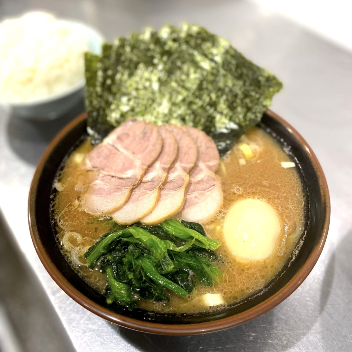 がっつり系の聖地！錦糸町「漢ラーメン」で味わう豪快一杯**